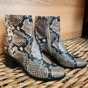 NORDSTROM TREASURE AND BOND FERN FAUX LEATHER SNAKESKIN BOOTS SIZE 6 LIKE NEW